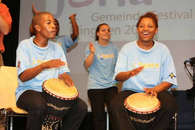 Jona Gemeindefestival in Stadtallendorf: Auftritt der südafrikanischen Tanz- und Theatergruppe iThemba in der Stadthalle