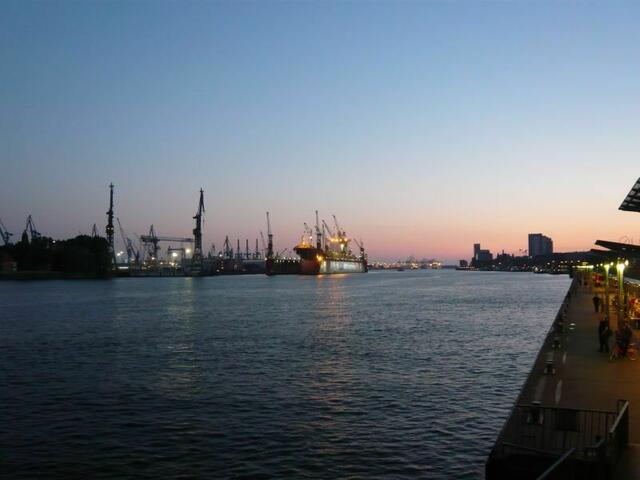 Sonnenuntergang im Hamburger Hafen