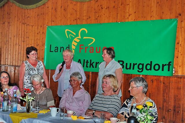 Beim gemeinsamen Kaffeetrinken begrüßen gemeinsam Ilsedore Heidmann, Annemarie Strüber und Karin Buchholz (von li.) die Landfrauen.