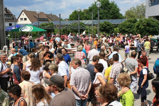 Jona-Gemeindefestival in Stadtallendorf: Mittagspause vor der Stadthalle