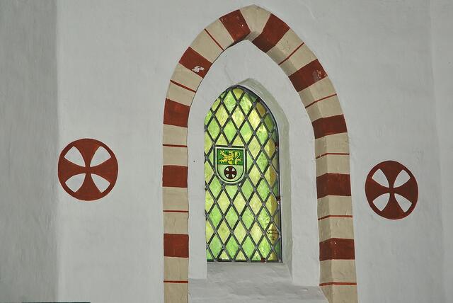 Das Otzer Wappen ziert eines der Kapellenfenster.