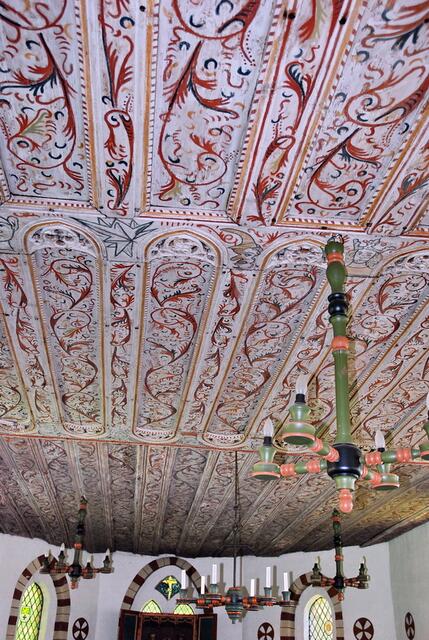 Farbenfrohe Deckemalereien in der Otzer Kapelle