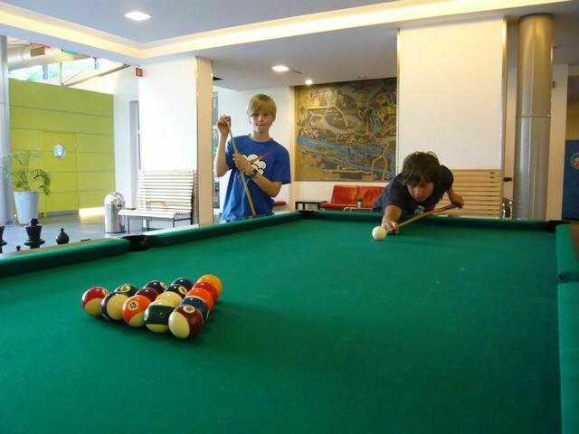 Kids beim Billard spielen