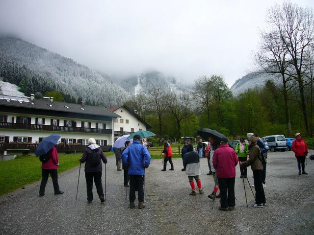 In Ettal vor dem Abmarsch zum Höhenweg- es hat geschneit, und weit herunter ins Tal bleib es weiß- und das Mitte Mai | Foto: Gisela Schwab