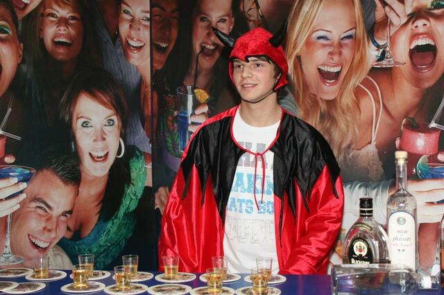 Eröffnung der Wanderausstellung „Mit allen Sinnen – Gewaltfrei Leben“ auf dem 52. Hessentag in Wetzlar, in einer Disco wird über die Folgen von übermäßigen Alkoholkonsum informiert (01.06.2012)