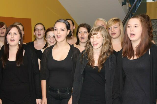 Eröffnung der Wanderausstellung „Mit allen Sinnen – Gewaltfrei Leben“ auf dem 52. Hessentag in Wetzlar: Gospelchor "Young Voices" der Kestnerschule (01.06.2012)