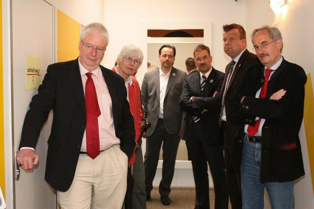 Eröffnung der Wanderausstellung „Mit allen Sinnen – Gewaltfrei Leben“ auf dem 52. Hessentag in Wetzlar, Staatsminister Jörg-Uwe Hahn und Regierungspräsident Lars Wittek beim Rundgang über den Erlebnisparcours (01.06.2012)