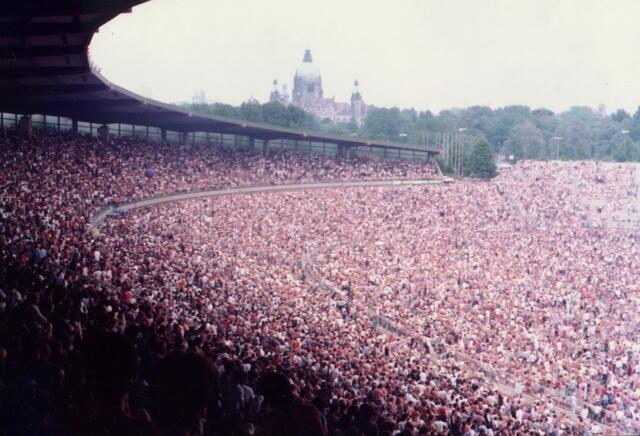 Ein toller Anblick, wie es ihn in Hannover bis dahin noch nicht gab. Viele Weltstars und auch deutsche Lokalmatadoren sollten später das Stadion füllen. Rekordhalter wurde Phil Collins mit vier ausverkauften Konzerten innerhalb weniger Tage. | Foto: Kurt Wolter