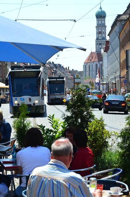...mit einer lauten Innenstadt