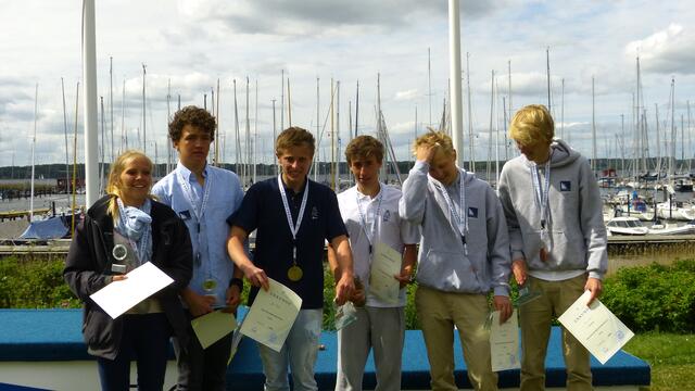 Die stolze Siegertruppe von links: Caro Werner u. Paul Kohlhoff (Silber), Niels Carstensen u. Jan Frigge (Gold), Yannik u. Kim Holste (Bronze).