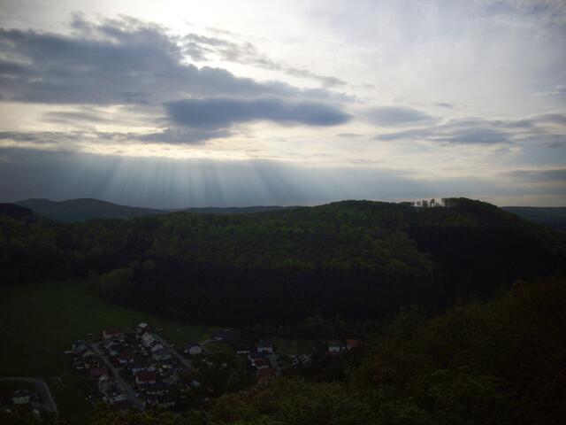 In der Abenddämmerung ein Blick von der Kellerburg auf den Eisenberg (rechts oben). Darunter liegt die Siedlung Eisenberg mit dem Erlenring.