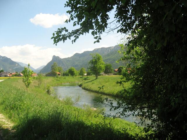 Vom Radweg der Blick über die Ammer, bis zum Kofel; einer der Hausberge von Oberammergau.