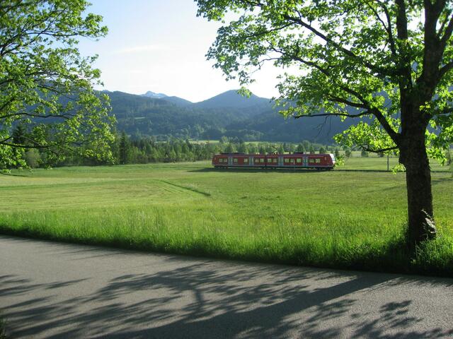 Die kleine Oberlandbahn auf dem Weg von Murnau nach Oberammergau.