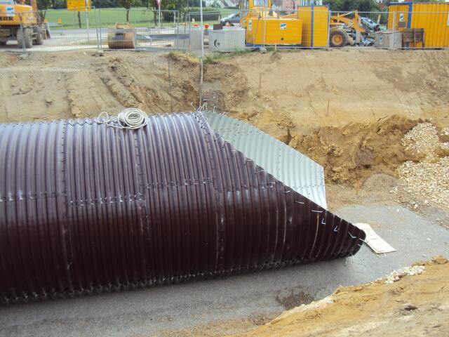 .. der Untergrund war fertig, die Arbeiten für die Entwässerung fertig, die Tunnelröhre verschraubt ..