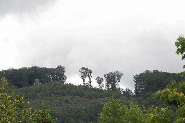 Hier ist die Eisenberg-Aussichtsplattform neben dem Gipfel gut zu erkennen.