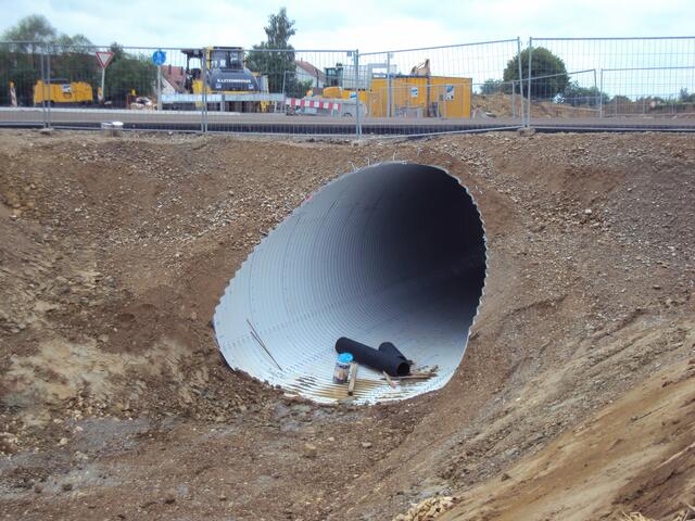 .. kurze Zeit später war der Einschnitt um die Röhre verfüllt ..