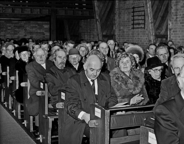 Die Kirche war proppenvoll. Ungefähr in der Mitte am Gang sitzt übrigens Hubert Sander, damals Leiter des Freizeitheimes Döhren.