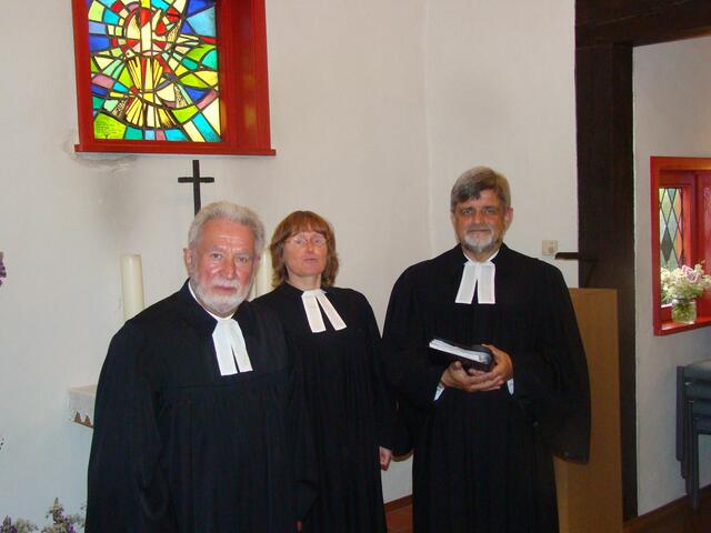 Der frühere Dekan Edgar Weigel,Pfarrerin Gudrun Ungerer und Dekan Gerhard Failing hielten den Festgottesdienst in Lindenhof.