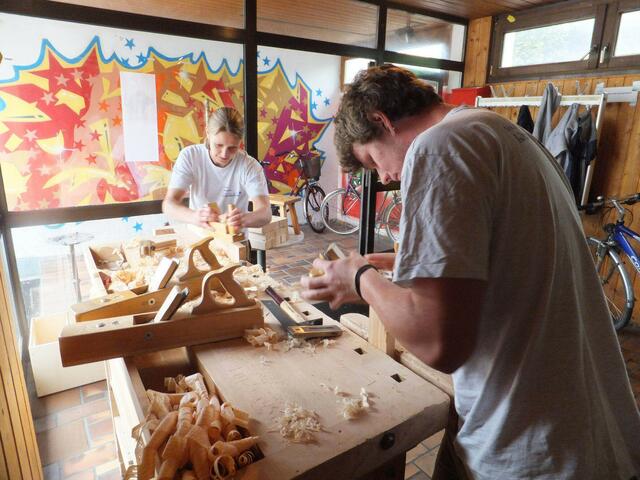 Carmen und Simon bei der Arbeit