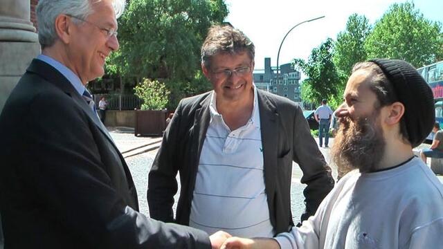 Treffen am Michel (v.l.) Hauptpastor Alexander Röder, Spiegel-Autor Matthias Matussek zusammen mit dem ehemaligen Obdachlosen Max Bryan | Foto: Facebook / Max Bryan