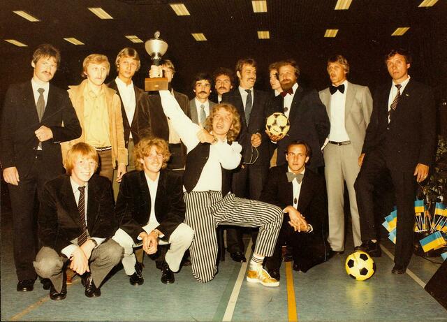 Thomas Gottschalk zu Besuch in Gehrden in mitten der ersten Mannschaft 1980