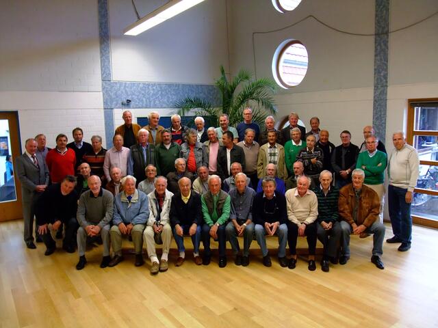 Gruppenfoto in der Sporthalle