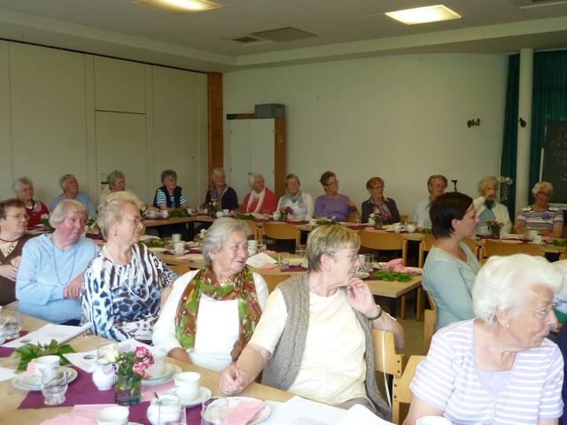 Das Puplikum schaut erfreut zu,die Darsteller ernten viel Applaus.