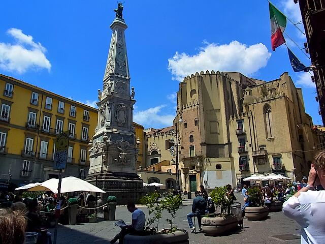 Ein Platz für ein Päuschen, die Piazza San Domenico Maggiore