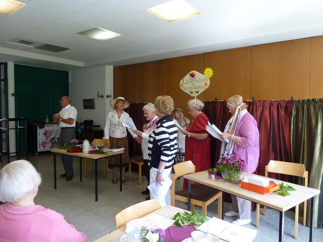 Die betrogenen Frauen beklagen sich,doch ein Scheich ist gekommen und nimmt alle mit in seinen Harem,sie sind einverstanden.