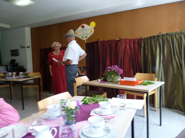 Die erste Dame möchte einen Bayern haben,schon wird der Hut aufgesetzt und die Sprache ist auch so,