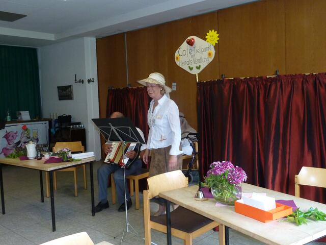 Renata Banolata singt das Lied,Ich tanze mit Dir in den Himmel hinein.