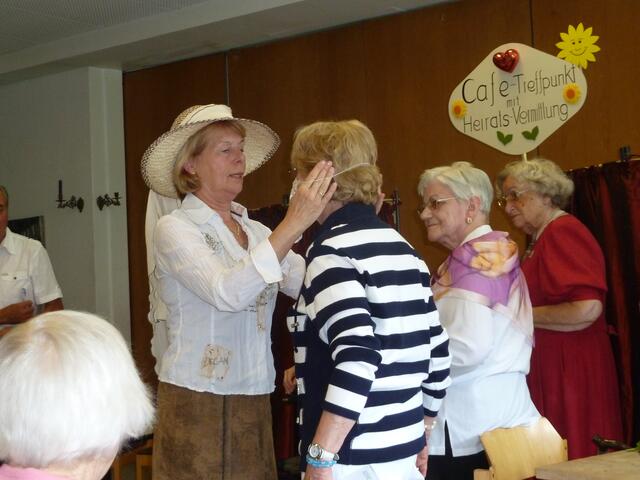 Natürlich müssen sie dazu einen Schleier tragen.