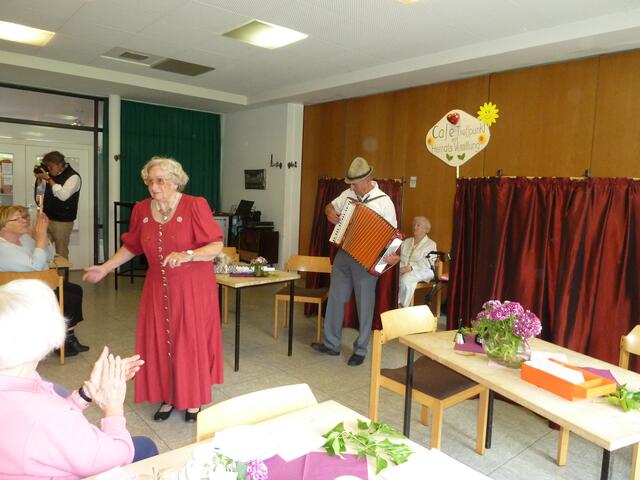 Natürlich muß er auch Arkordeon spielen können,....und sie nach tanzt.