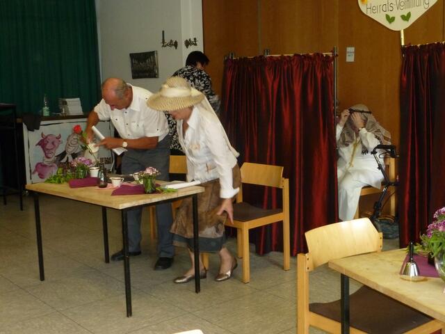 Bei Renata Banolata fängt er Feuer,hier singen alle."Ich tanze mit Dir in den Himmel hinein"