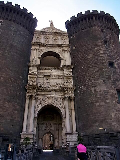 Die sogenannte Porta Aragonese, ein reich mit Figuren besetztes Renaissance-Portal aus weißem Marmor, macht die Burg Maschio Angioino bedeutsam.
