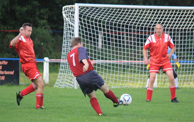Spielszene aus dem Spiel der Ü35-Kreisliga zw. Wacker Frohnhausen - FSV Buchenau (Foto: Dersch)