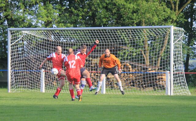 Spielszene aus dem Spiel der Ü35-Kreisliga zw. Wacker Frohnhausen - FSV Buchenau (Foto: Dersch)