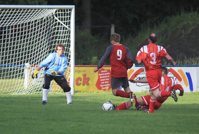 Spielszene aus dem Spiel der Ü35-Kreisliga zw. Wacker Frohnhausen - FSV Buchenau (Foto: Dersch)