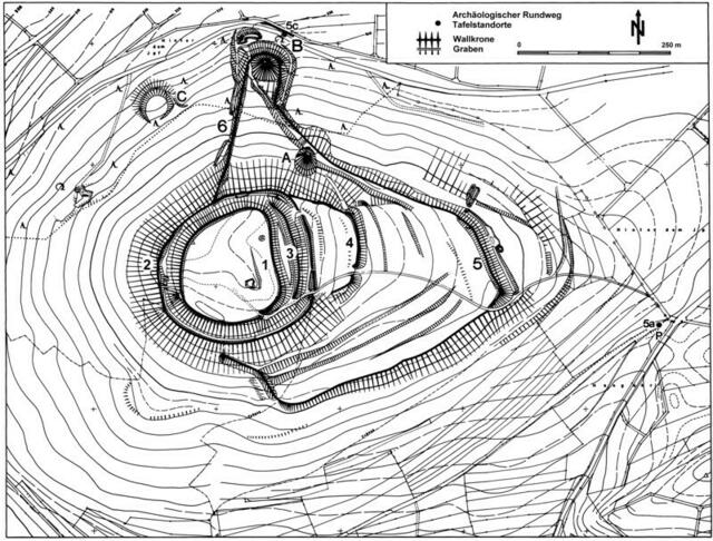 Topographische Aufnahme des Ipf bei Bopfingen. Wälle und Befestigungen des Ipf aufgenommen 1960 durch H. Schiefer. Hervorgehoben sind die Wallkronen durch schwarze Linien, und die wichtigsten Wälle nummeriert. Bei den Befunden A, B, C handelt es sich um trichterförmige Vertiefungen, die als Wassergraben oder Zisternen gedeutet wurden. | Foto: Arch. Inform. BWtmbg (Heft 47)