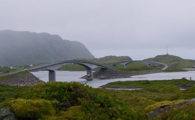 Die vielen zu den Lofoten gehörenden Inseln sind größtenteils mit riesigen Brücken verbunden