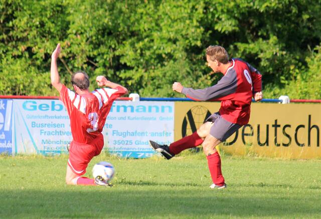 Spielszene aus dem Spiel der Ü35-Kreisliga zw. Wacker Frohnhausen - FSV Buchenau (Foto: Dersch)