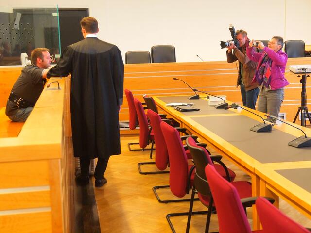 Richter und Angeklagter possieren für die Presse