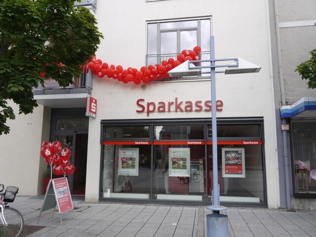 Anfang Juni 2012 mit dem Service-Center am Petrusplatz: die Sparkasse Neu-Ulm - Illertissen