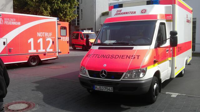 Wunstorfer Rettungswagen vor einer Rettungsstelle in Berlin | Foto: Michael Enge