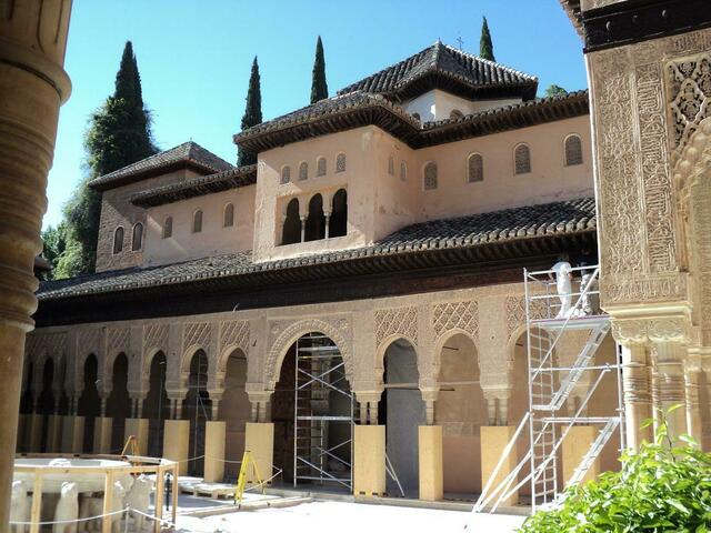 DER LÖWENHOF IN DER ALHAMBRA WIRD RENOVIERT