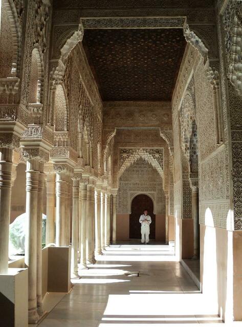 MAURISCHER WANDELGANG IN DER ALHAMBRA