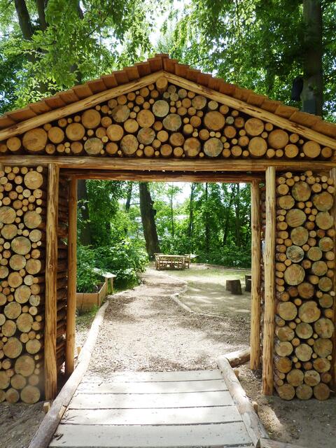 Blick durch das Holztor