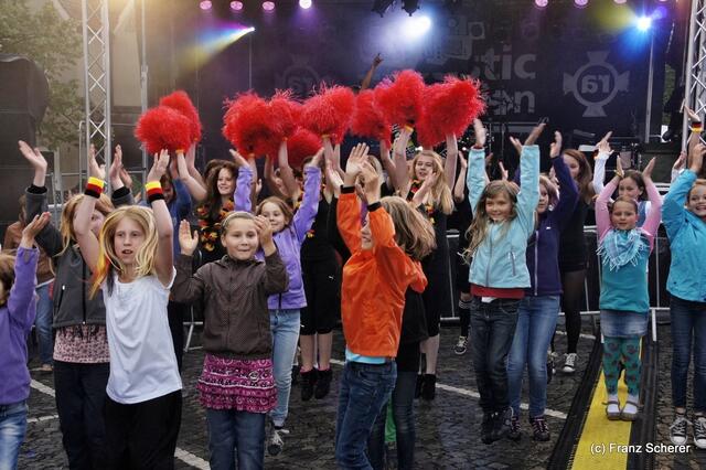 Mittendrin 2012 in Friedberg - Stefanie Brackmann (Tanzstudio Dance & More) rief zum Flashmob. Ein bunter Festivalstart, der den Regen schnell vergessen ließ