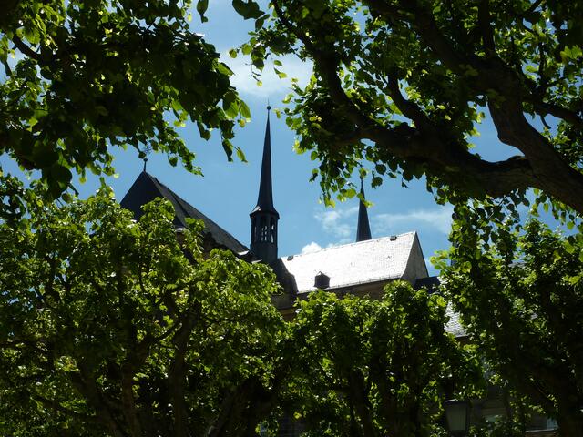 Kloster im grünen Rahmen