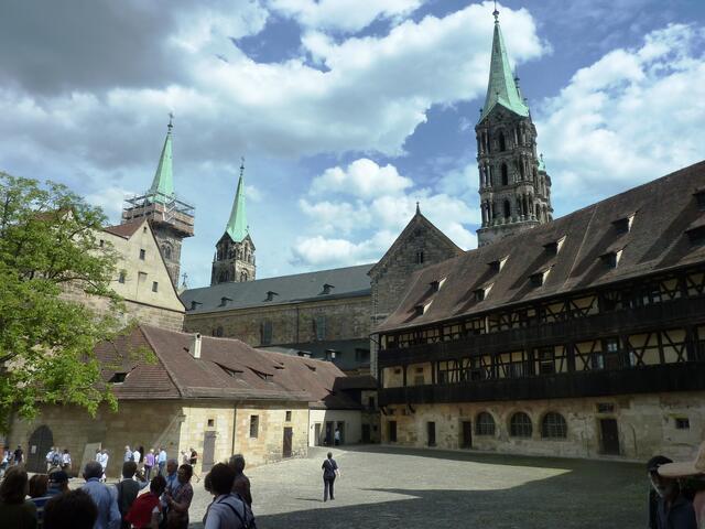 Im Hof der Alten Hofhaltung, dahinter der Dom